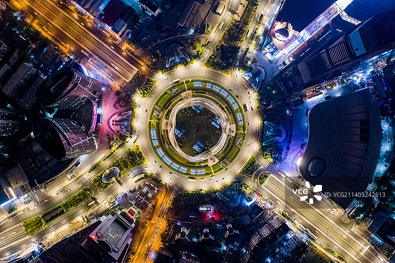 航拍湖北武汉光谷广场夜景 “星河”雕塑 交通转盘环岛图片素材