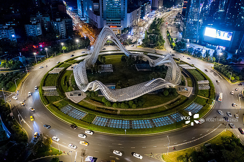 航拍湖北武汉光谷广场夜景 “星河”雕塑 交通转盘环岛图片素材