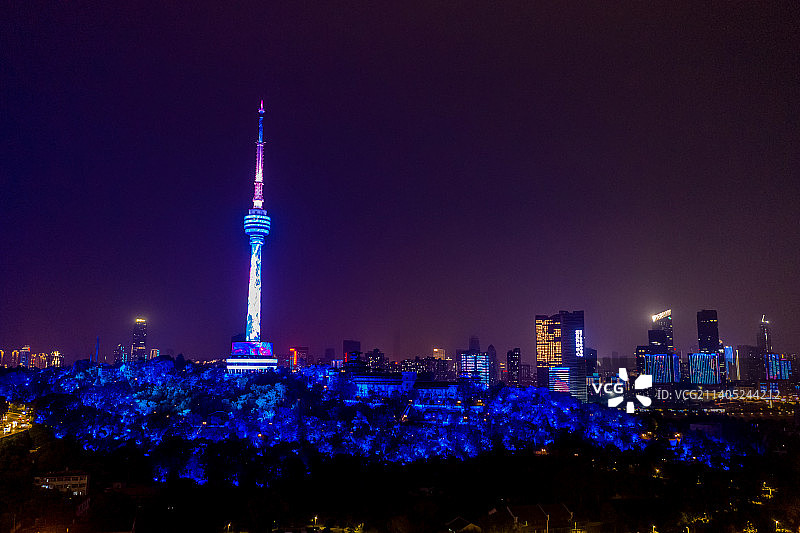 航拍湖北武汉龟山电视塔夜景灯光秀 武汉电视塔 武汉龟山公园图片素材