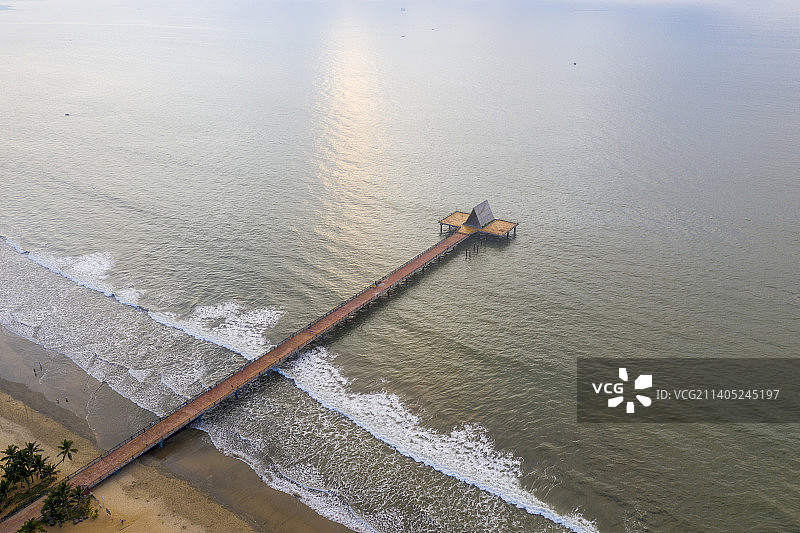 航拍海边的栈桥图片素材