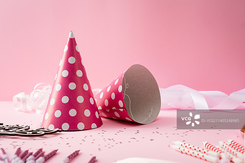 粉色背景上的圣诞装饰品特写图片素材