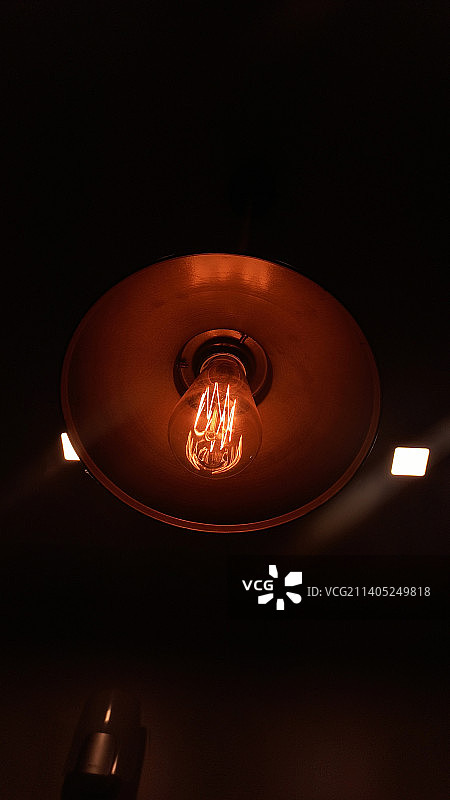 仰视视角下的悬挂式灯泡图片素材