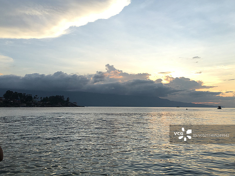 印度尼西亚北苏门答腊多巴湖日落海景图片素材