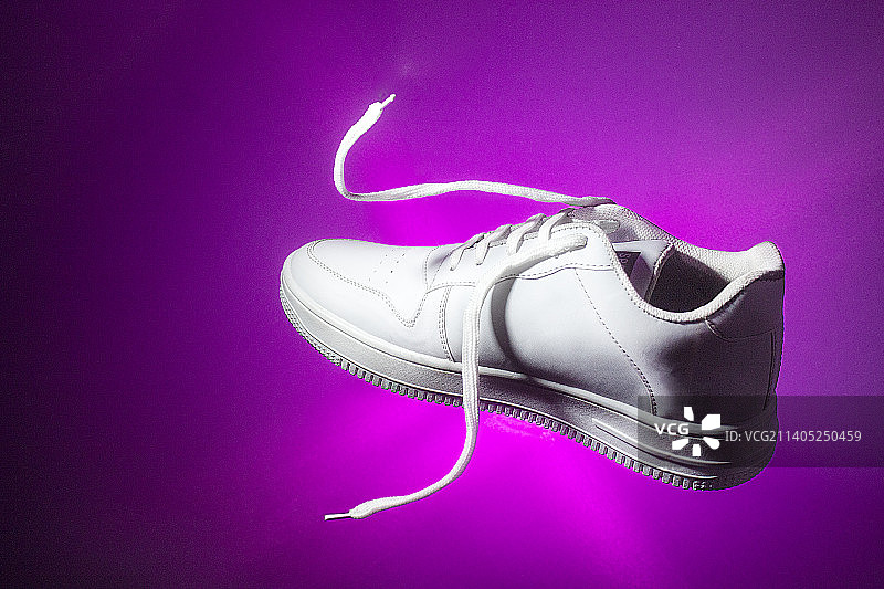 印度Telangana Hyderabad紫色背景下的鞋子高角度视图图片素材