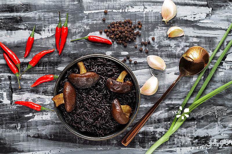 黑米饭碗配蘑菇、大蒜辣椒香草，泰国曼谷图片素材