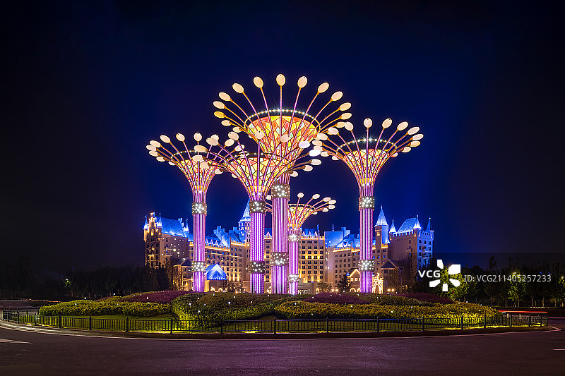 中国河南郑州银基度假区转盘彩灯雕塑地标图片素材