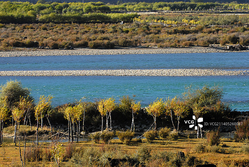 西藏林芝，尼洋河风光。图片素材