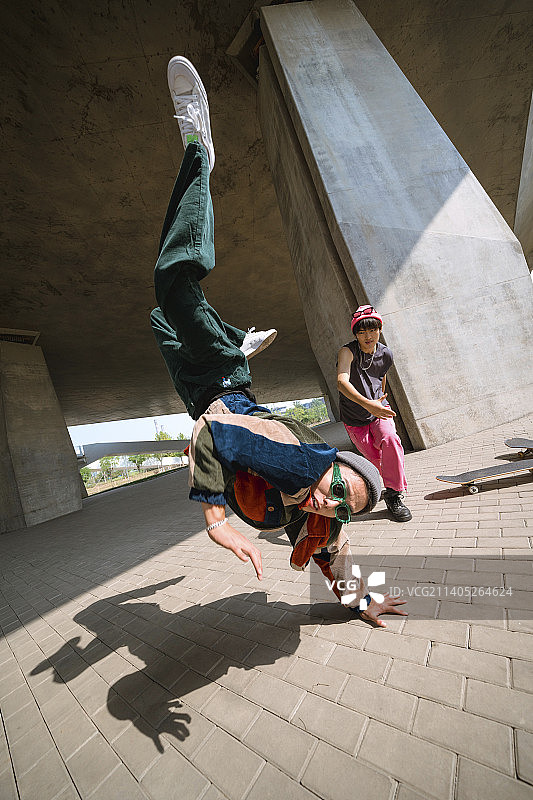 跳街舞的年轻人图片素材