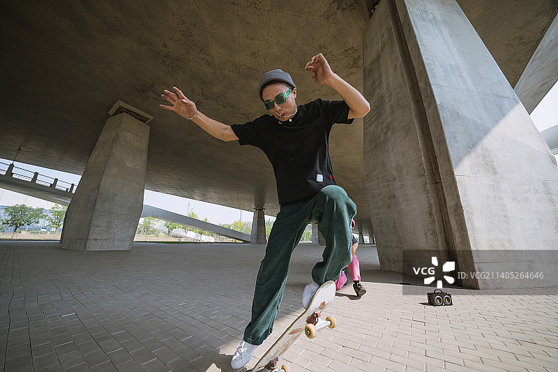 玩滑板的年轻人图片素材