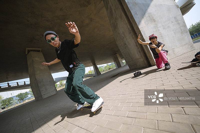 玩滑板的年轻人图片素材