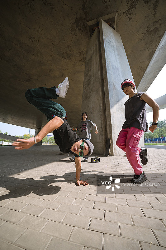 玩滑板的年轻人图片素材