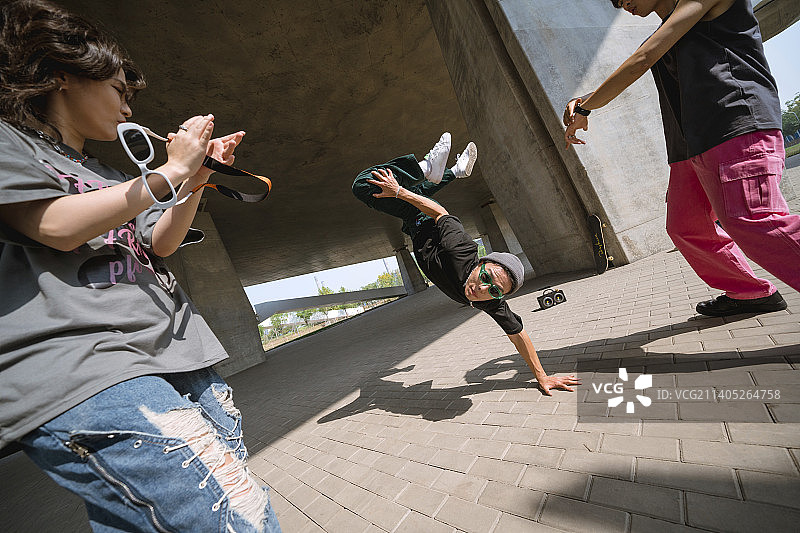 玩滑板的年轻人图片素材