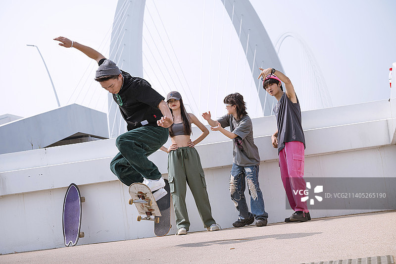 玩滑板的年轻人图片素材