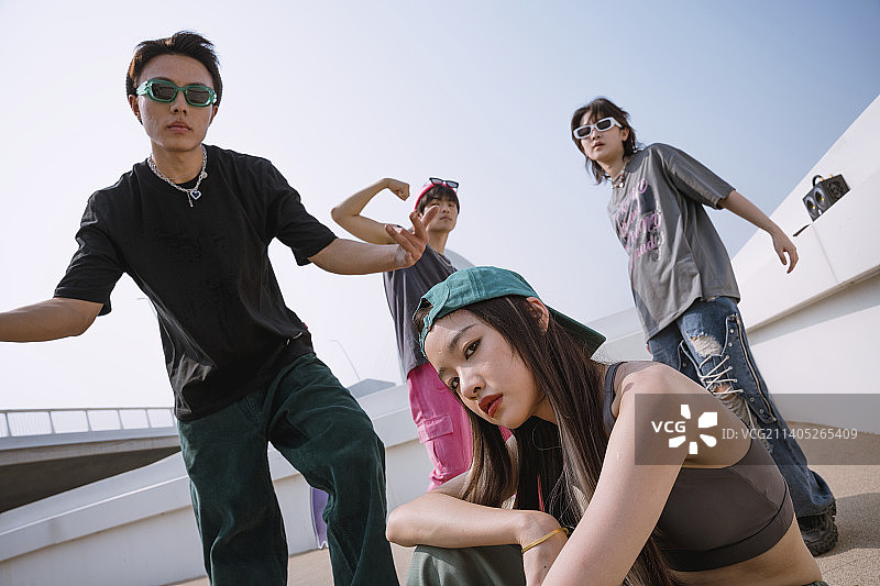 玩滑板的年轻人图片素材