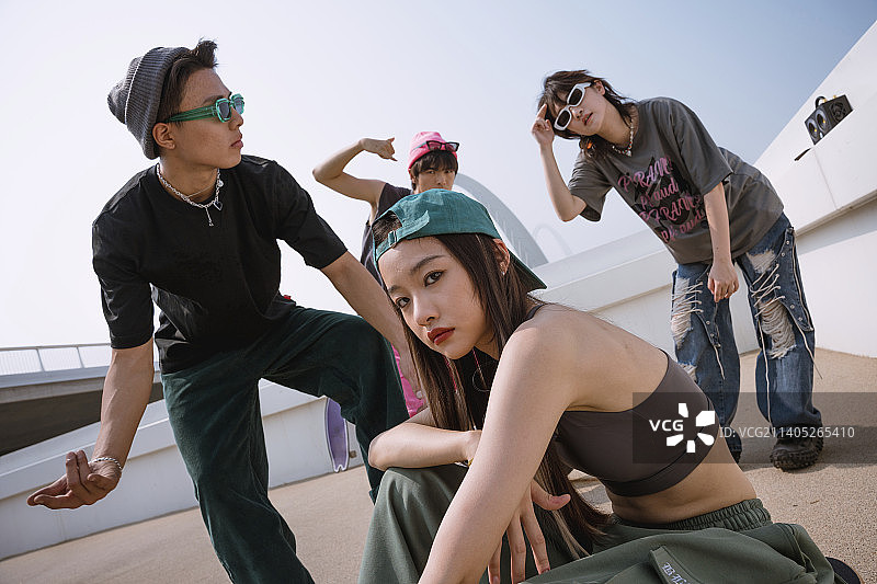 玩滑板的年轻人图片素材