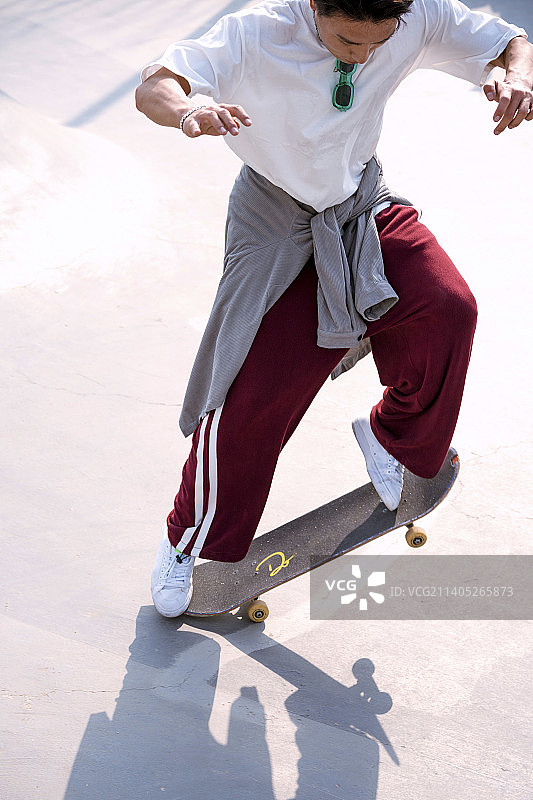 玩滑板的年轻人图片素材