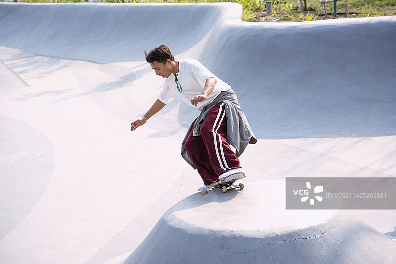 玩滑板的年轻人图片素材