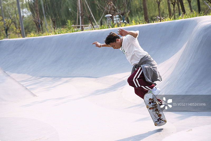 玩滑板的年轻人图片素材