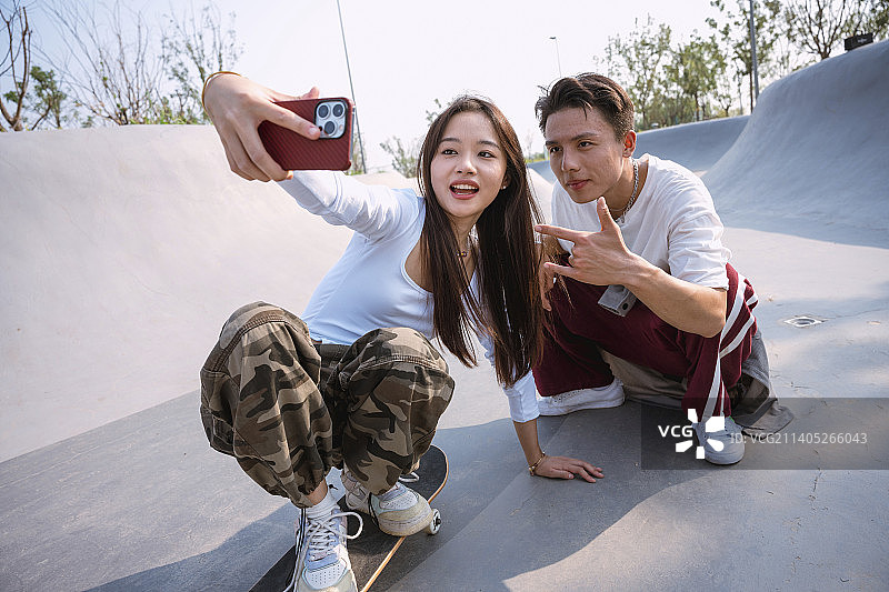 玩滑板的年轻人图片素材