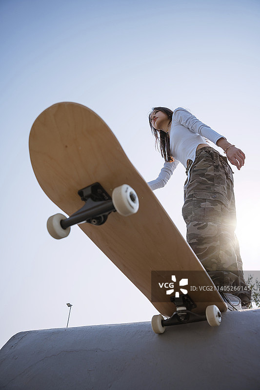 玩滑板的年轻人图片素材