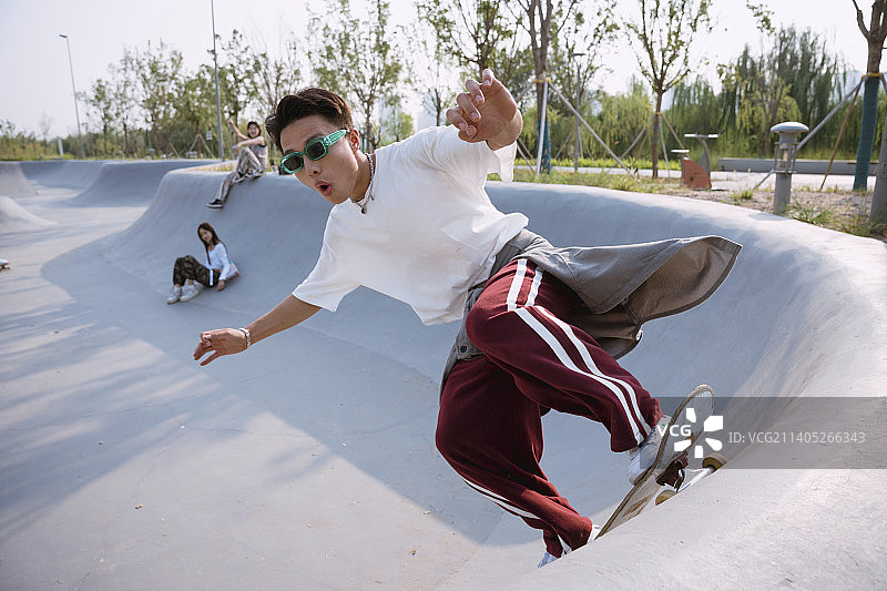 玩滑板的年轻人图片素材