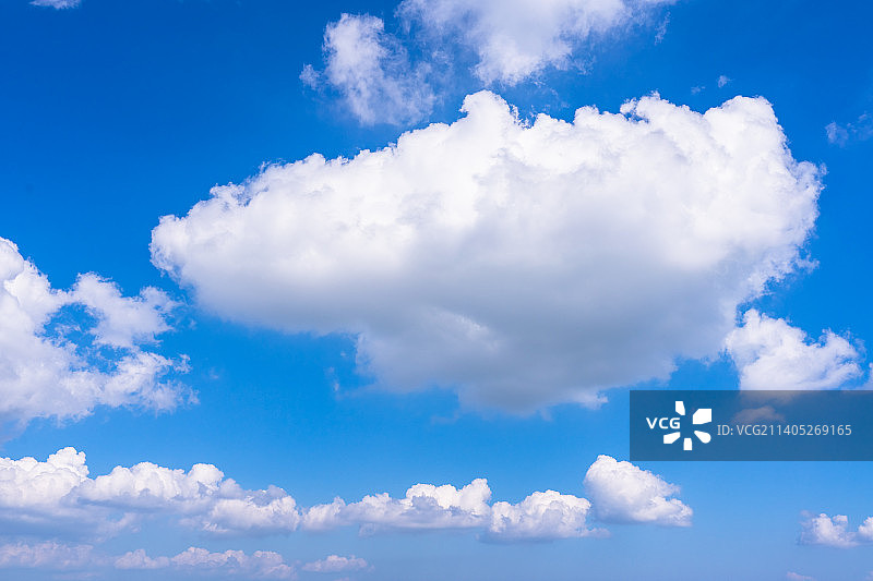 蓝天中的白云图片素材