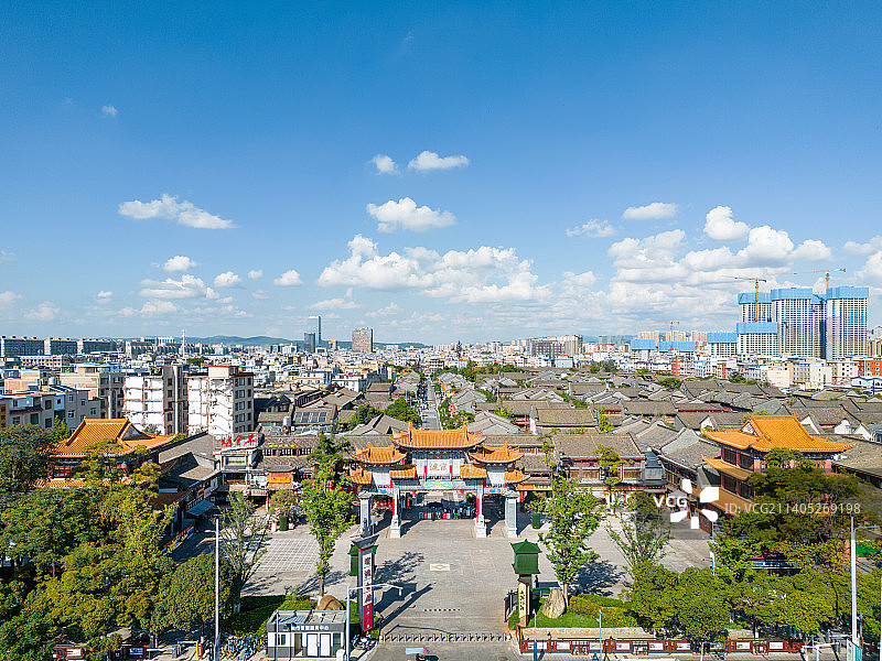 云南省昆明市官渡古镇与城市天际线图片素材