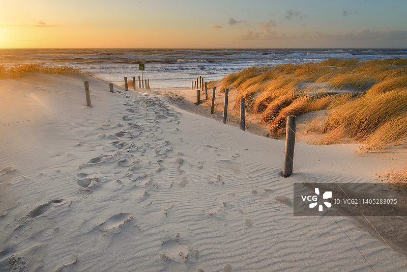 荷兰北荷兰省佩滕日落时分的海滩美景图片素材