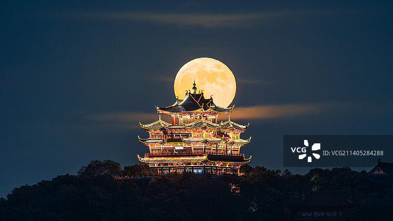 城隍阁悬月图片素材