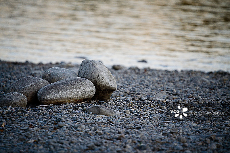 海滩上的鹅卵石特写，弓河步道，加拿大图片素材