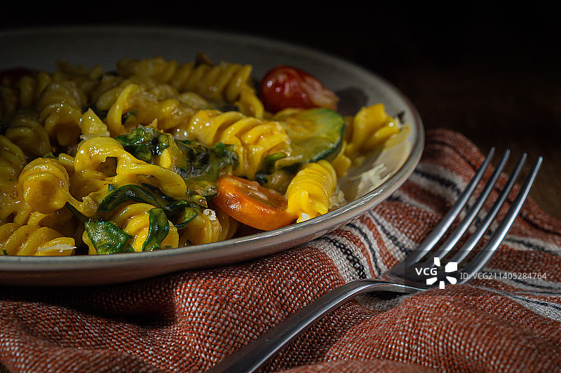 桌子上碗里的食物特写图片素材