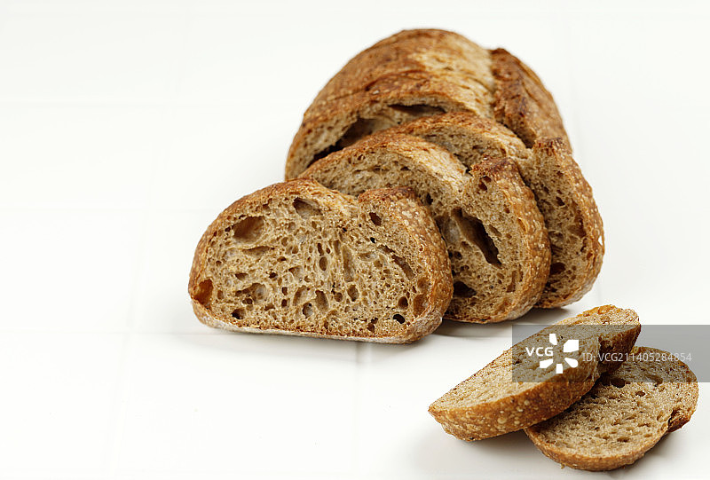 白色背景上的切片黑麦面包图片素材
