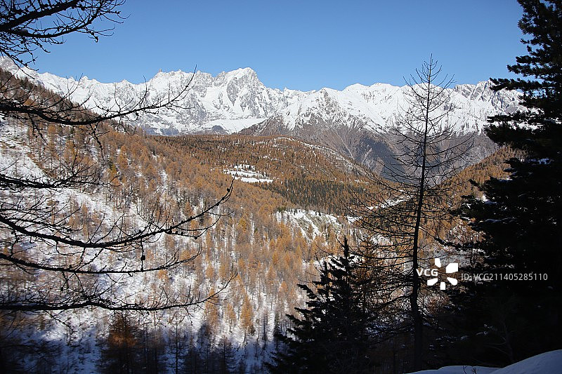 意大利库马耶奥斯塔山谷雪山晴空风光图片素材