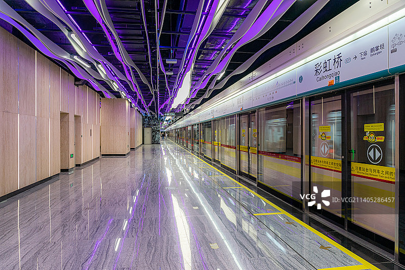 广州地铁八号线站台内景图片素材