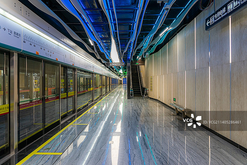广州地铁八号线站台内景图片素材