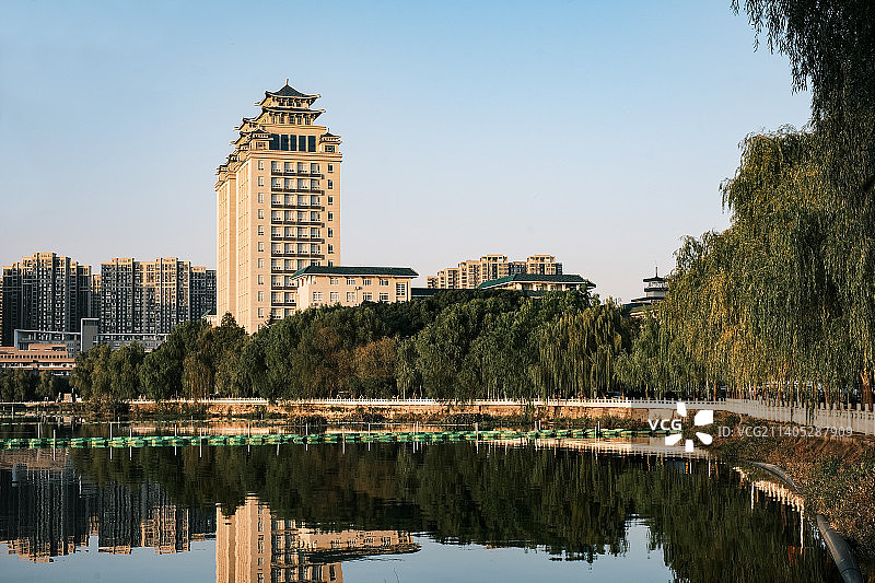 武汉中南民族大学双子塔与南湖图片素材