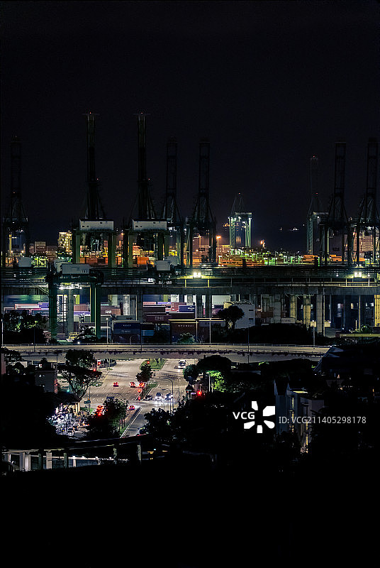 城市夜间照明建筑的高角度视图图片素材