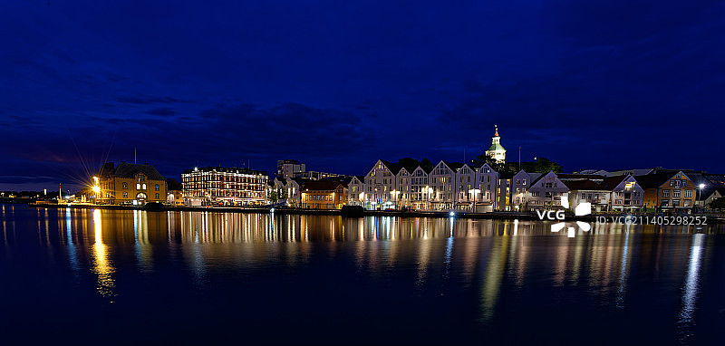 挪威斯塔万格的夜间灯光建筑景观图片素材