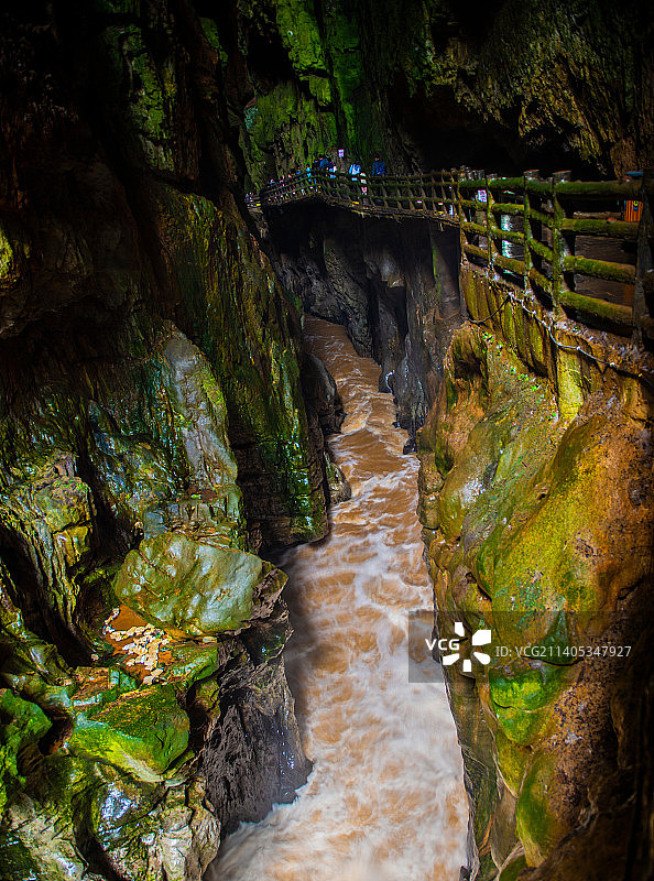 云南九乡（聚仙谷）--峡谷的激流、人行道图片素材