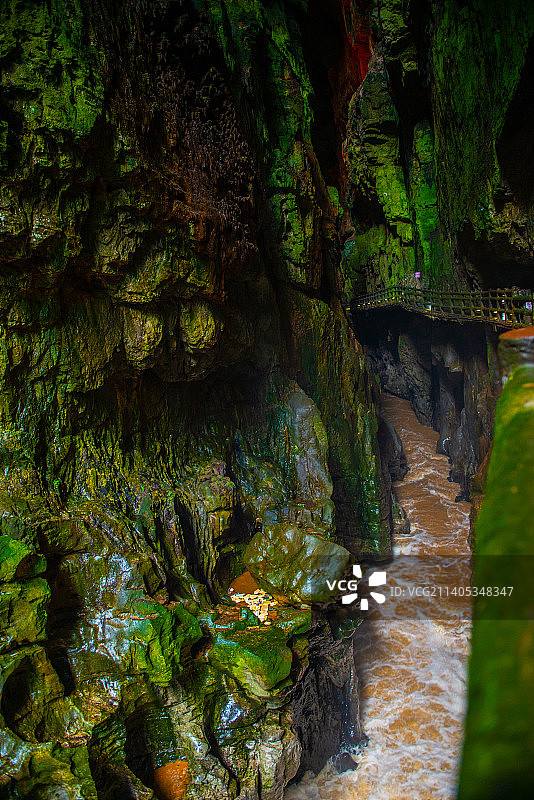 云南九乡（聚仙谷）--岩石、峡谷的激流、人行道图片素材