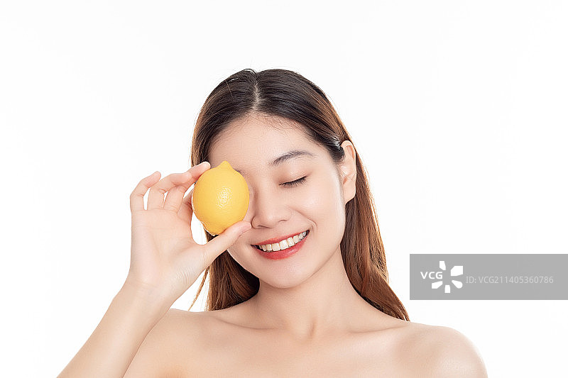 美容美妆概念一位年轻亚洲女性和柠檬图片素材