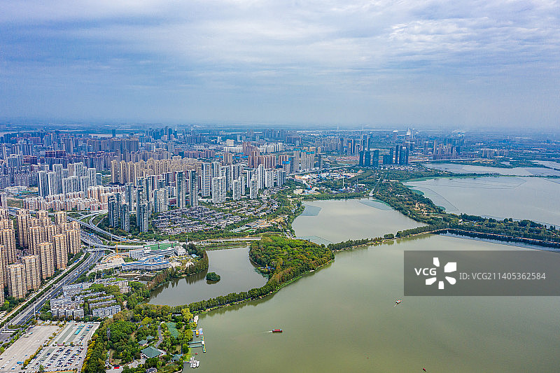 航拍武汉东湖绿道 湖北武汉东湖风景区 城市环湖林荫道 湖中道图片素材