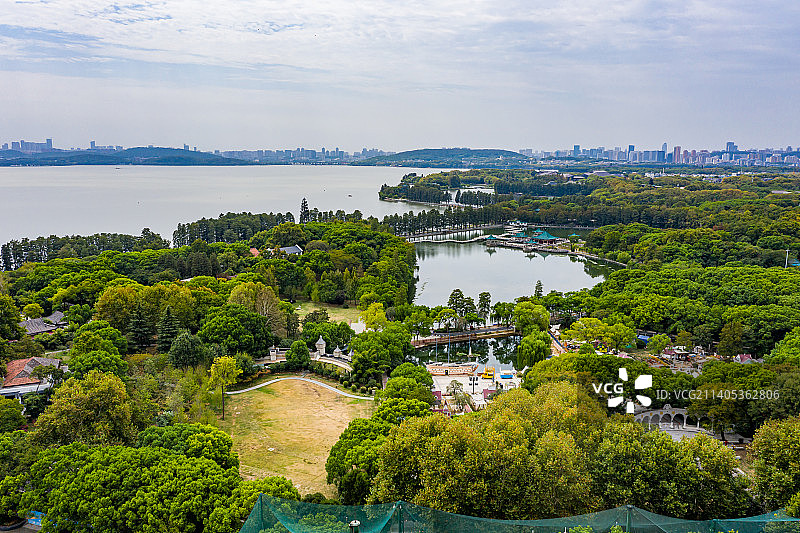 航拍湖北武汉东湖生态旅游风景区听涛景区天鹅池 湖畔园林景观 曲桥亭廊碧水涟漪图片素材