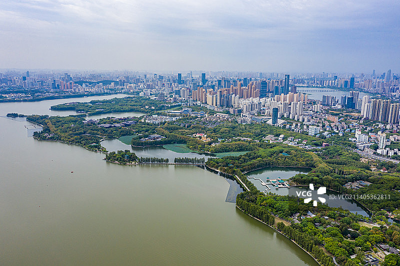航拍湖北武汉东湖生态旅游风景区听涛景区天鹅池 湖畔园林景观 曲桥亭廊碧水涟漪图片素材