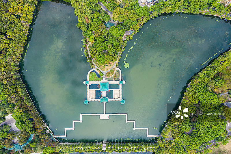 航拍湖北武汉东湖生态旅游风景区听涛景区天鹅池 湖畔园林景观 曲桥亭廊碧水涟漪图片素材