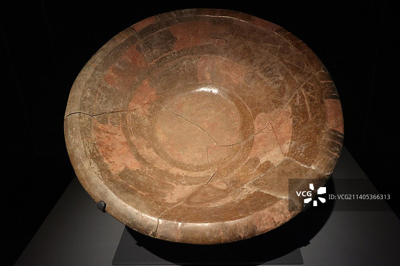 龙山文化时期彩绘蟠龙盘图片素材