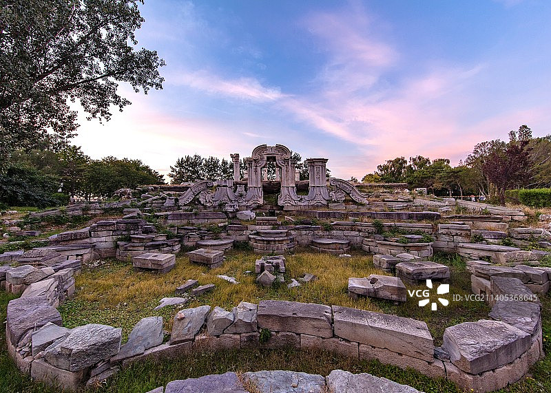 《大水法》傍晚，彩云飘过，映红了大水法。图片素材