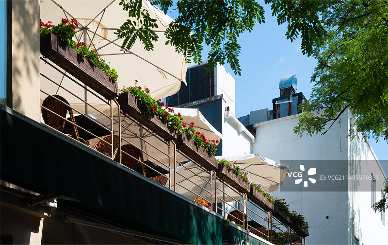城市餐厅露台建筑的低角度视角图片素材
