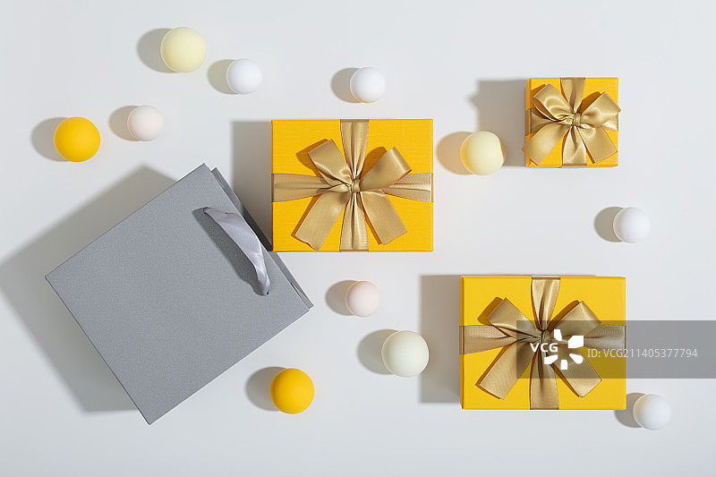 灰色购物袋与黄色礼物盒图片素材