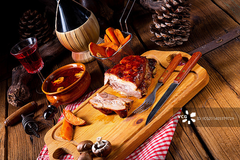 烤箱烤制蘑菇酱香辣肉图片素材